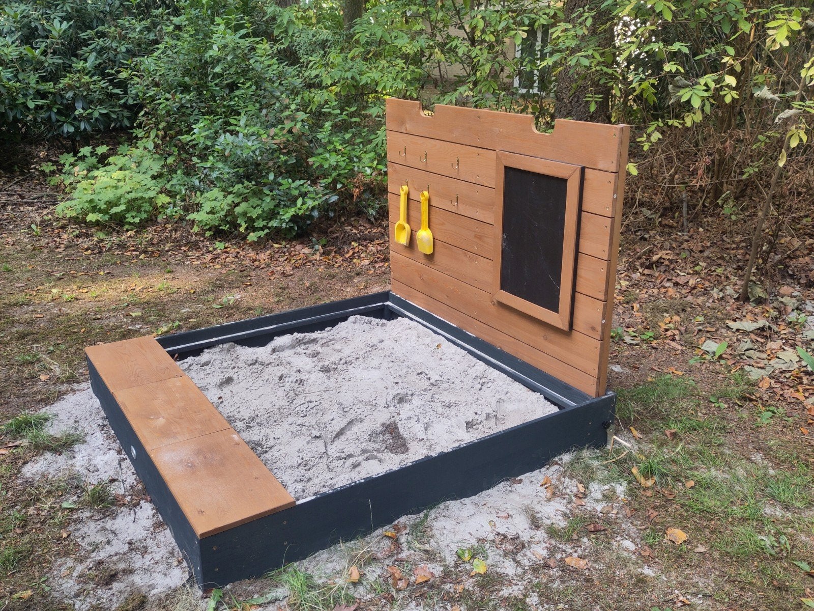 Houten zandbak met deksel en speelbord, Kinderen en Baby's, Ophalen, Zo goed als nieuw
