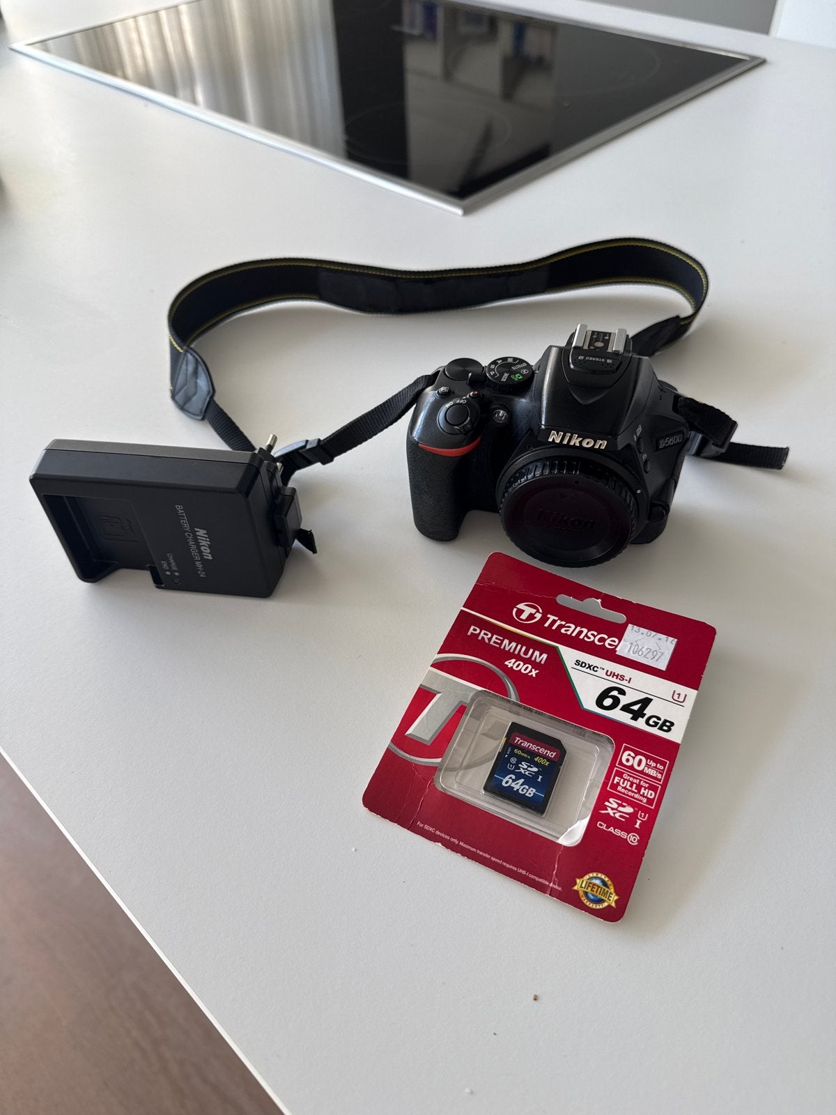 Nikon D5600 Spiegelreflexcamera met 64GB SD-kaart, Audio, Tv en Foto, Fotocamera's Digitaal, Spiegelreflex, Kantelbaar/draaibaar scherm