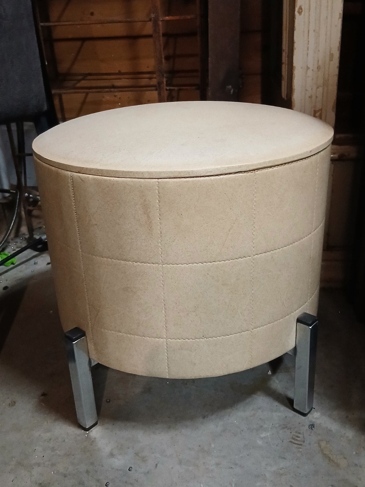 Retro poef met opbergruimte en RVS pootjes - Crème, Ophalen, Minder dan 50 cm, Gebruikt, Rond