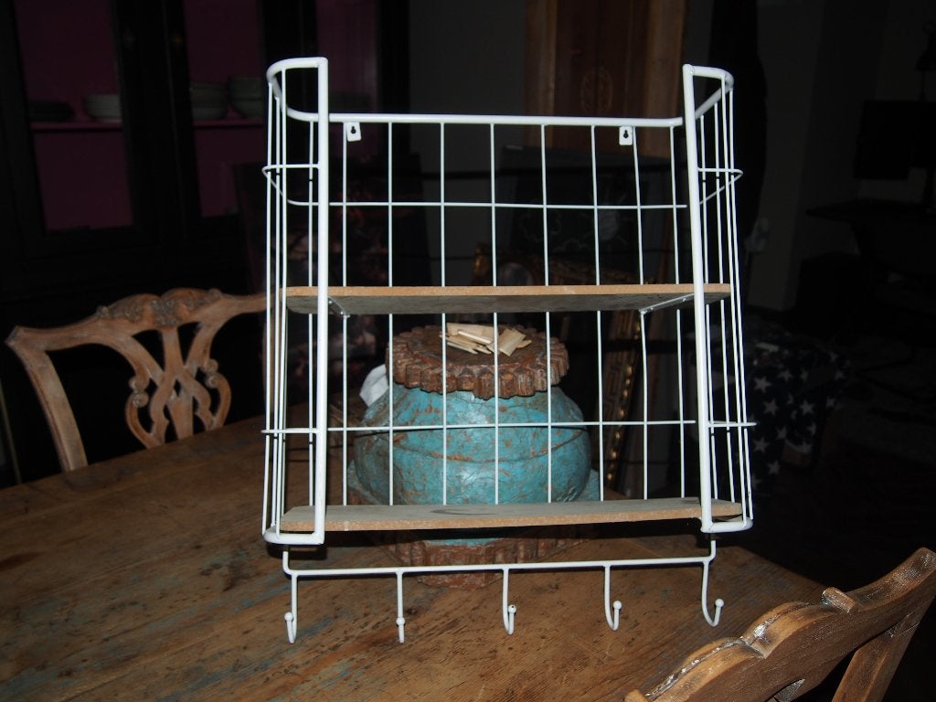 Metalen wit hangkastje met houten planken, Ophalen, Metaal, Gebruikt, Wit