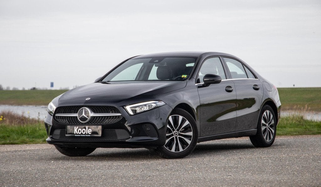 Mercedes-Benz A-klasse 250 e Business Line AUTOMAAT / LEDER, Auto's, Mercedes-Benz, Gebruikt, 16 kWh, Leder en Stof, Zwart