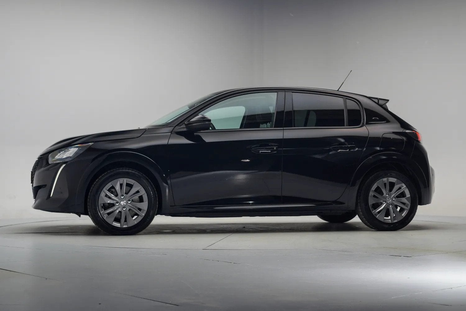 Peugeot e-208 Allure 50 kWh [ Navi Apple/Android Panoramadak, Auto's, Gebruikt, Parkeersensor, Zwart, 1430 kg