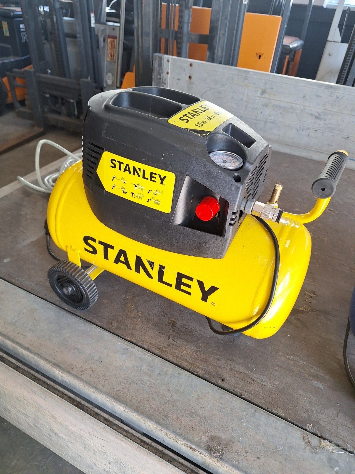 Stanley Compressor 1.5 PK, 24L, 8 Bar - Zo goed als nieuw, Ophalen of Verzenden