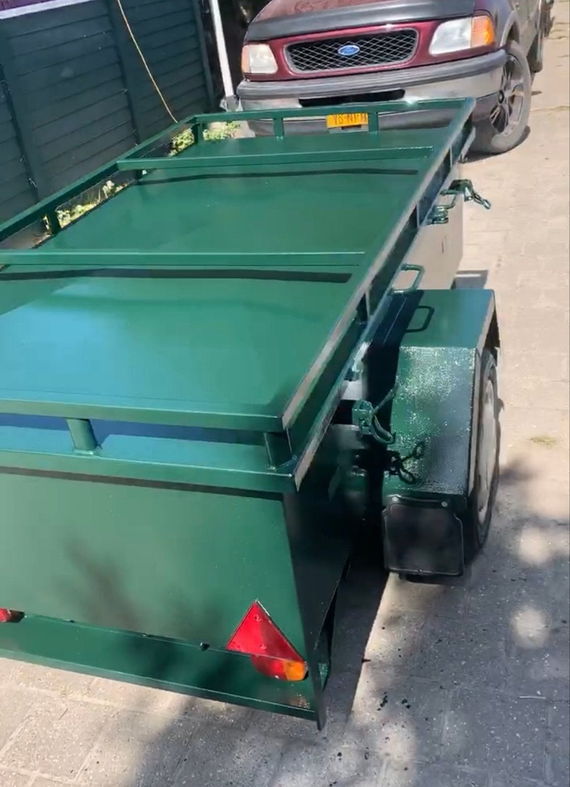 Compacte aanhanger met deksel en imperiaal, Ophalen, Gebruikt