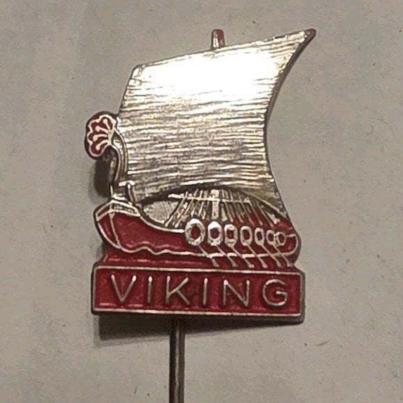 Vintage Viking schip speldje - Zilverkleurig met rood, Ophalen of Verzenden, Gebruikt, Overige onderwerpen, Speldje of Pin