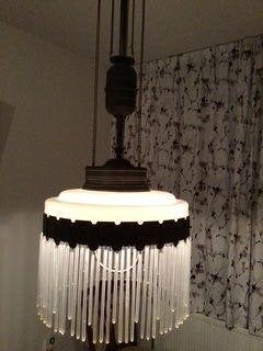 Antieke hanglamp, witglazen kap, messing ophangsysteem, Ophalen