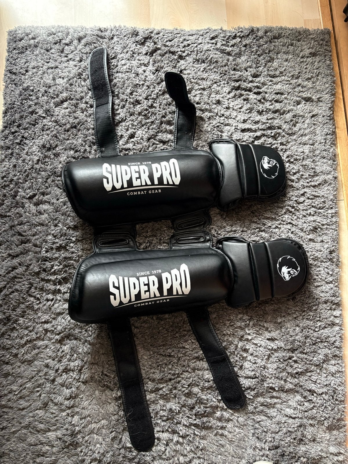 Super Pro Combat Gear scheenbeschermers - Zo goed als nieuw, Sport en Fitness, Vechtsporten en Zelfverdediging, Ophalen, Overige