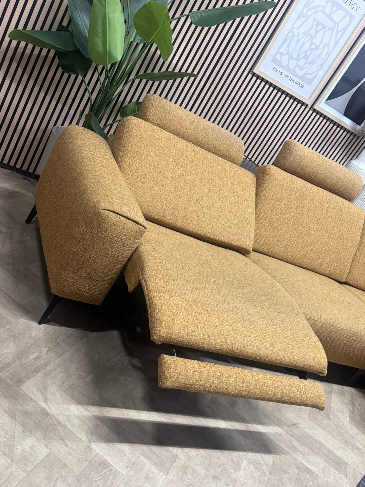 ZGAN | Montel Tuscan Hoekbank Elektrisch - Geel - 297 x 210, 250 tot 300 cm, -, -, Hoekbank