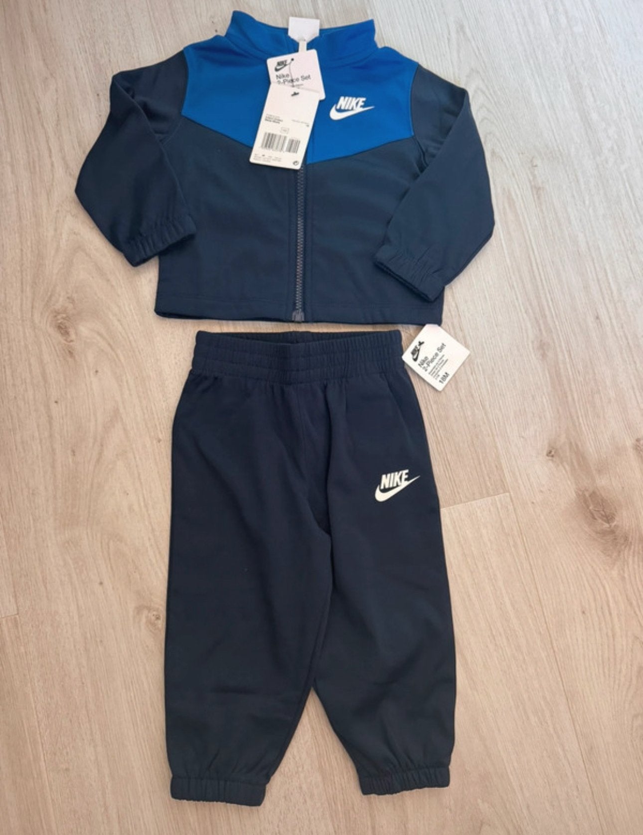 Mooi nieuw blauw Nike trainingspak maat 80-86, Kinderen en Baby's, Ophalen of Verzenden, Nieuw, Jongetje of Meisje, Pakje
