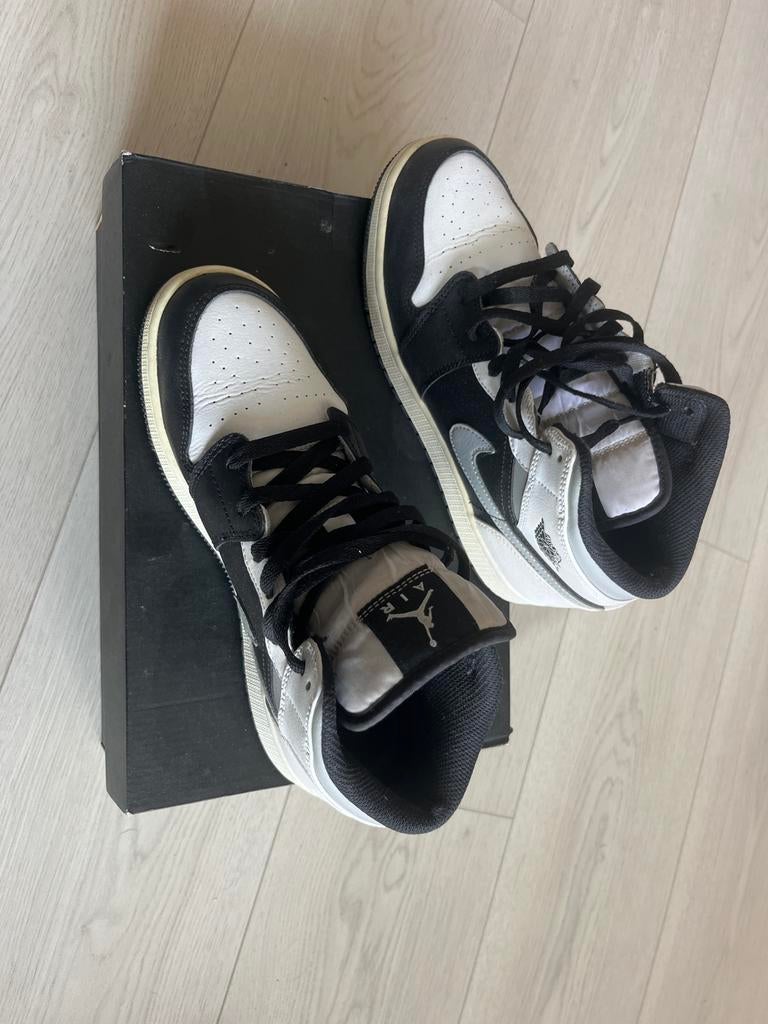 Nike Air Jordan 1 Mid (GS) - Zwart/Wit/Grijs, Kleding | Heren, Schoenen, Verzenden, Zo goed als nieuw, Zwart, Sneakers of Gympen