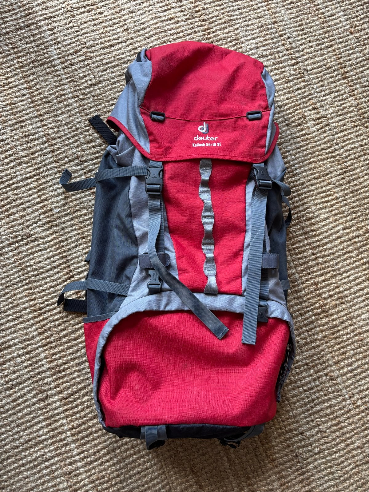 Deuter Kailash 50+10 SL Trekking Backpack - Rood/Grijs, Sport en Fitness, Bergsport en Wandelen, Ophalen of Verzenden, Gebruikt