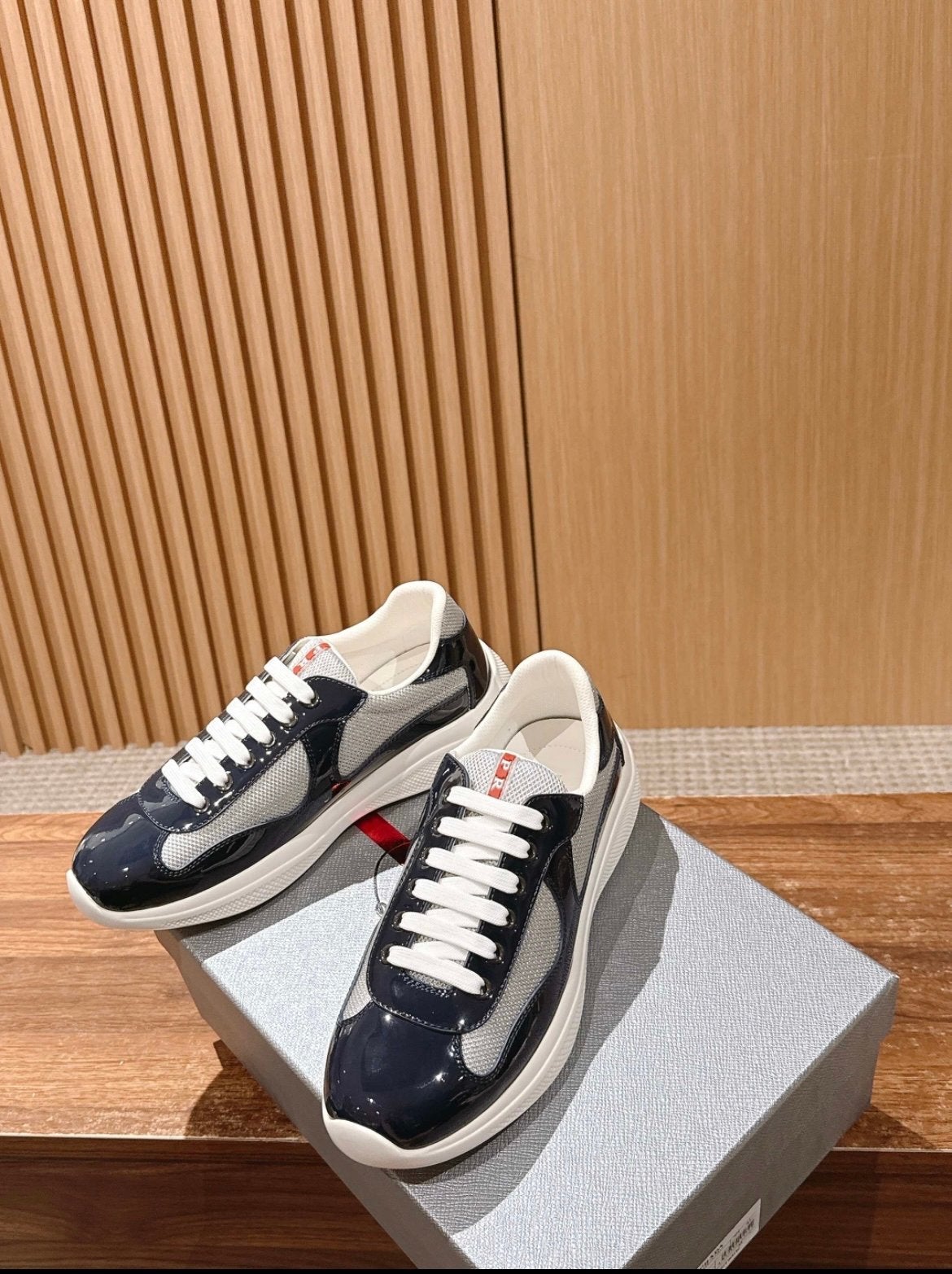 Prada Sneakers Maat 42 (valt kleiner) met bon en certificaat, Ophalen of Verzenden, Zo goed als nieuw, Blauw, Sneakers of Gympen