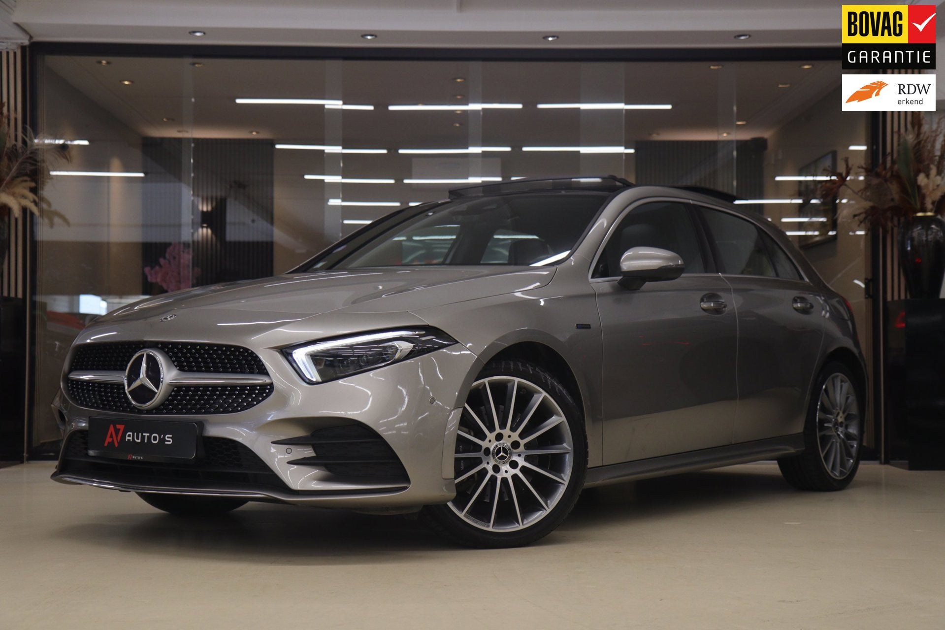 Mercedes-Benz A-klasse 250 e AMG Limited PANO/CARPLAY/360CAM, Auto's, Mercedes-Benz, Gebruikt, Euro 6, 4 cilinders, 15 kWh