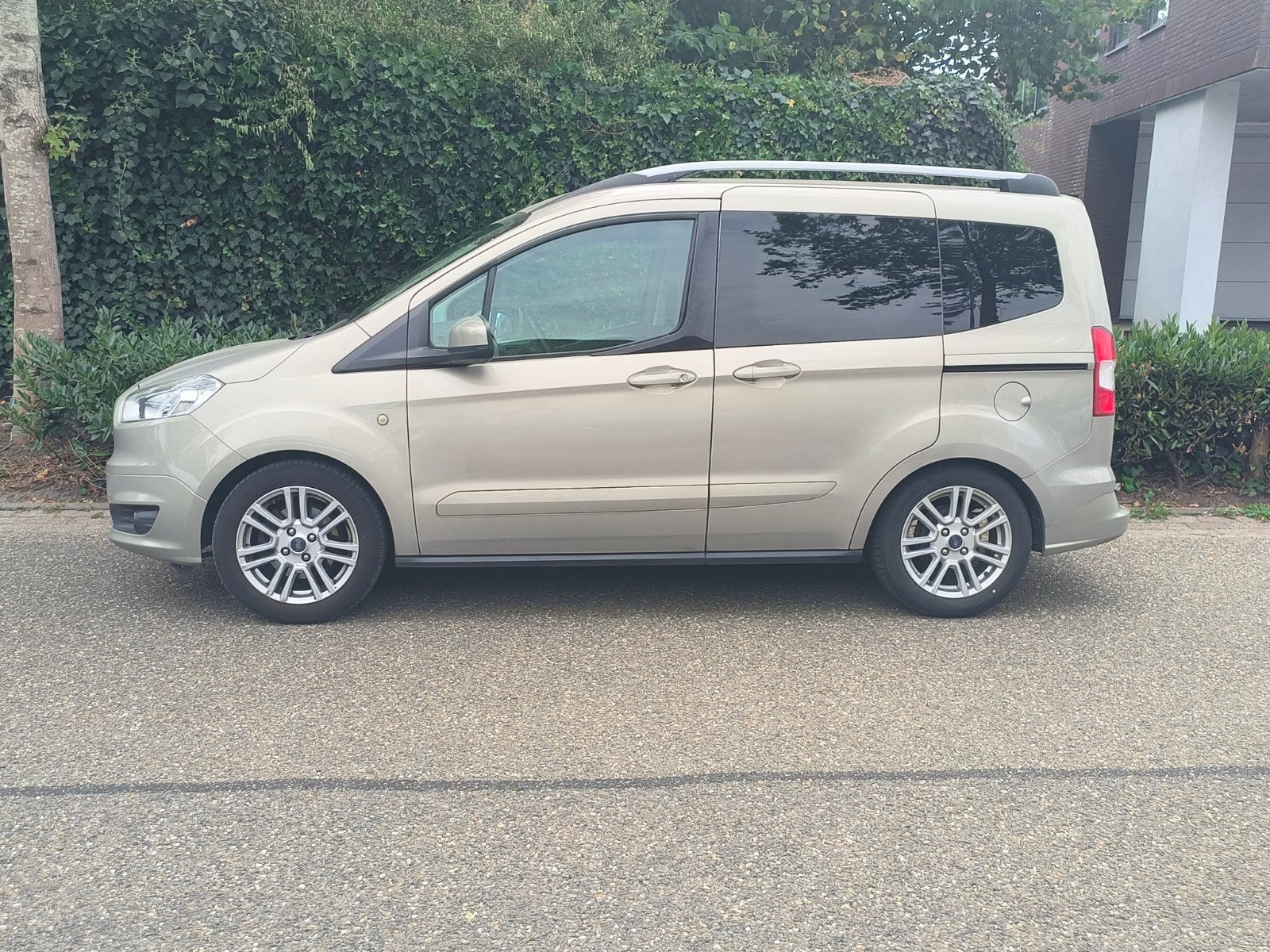 Ford Tourneo Courier 1.0 Ecoboost 2015 (perfect onderhouden), Auto's, Voorwielaandrijving, 910 kg, 100 pk, 19 km/l
