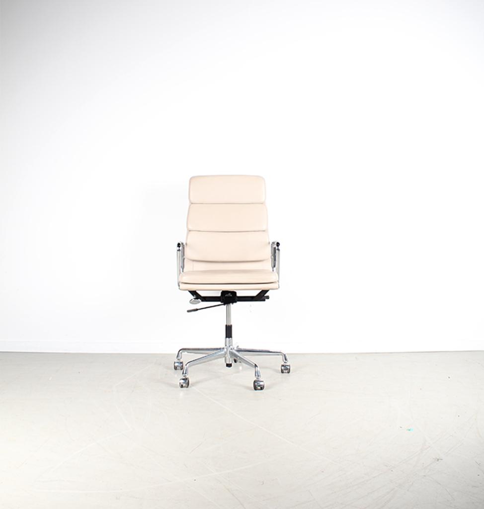 1x Vitra Eames EA 219 Bureaustoel Softpad Clay Leer – Chroom, Huis en Inrichting, Bureaustoelen, Niet ingevuld, Niet ingevuld
