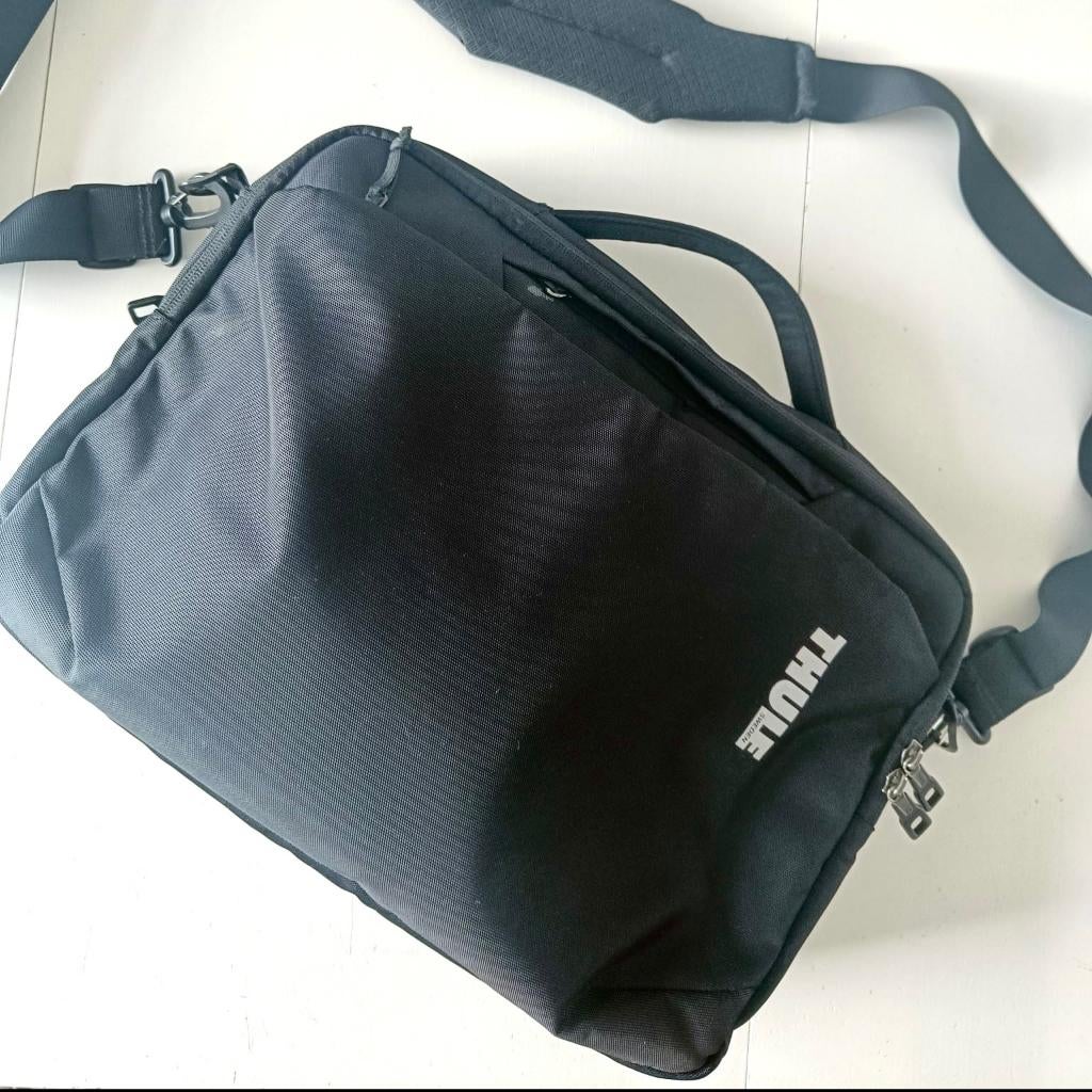 Thule Subterra laptoptas 16 inch (ik heb er 2), Computers en Software, Laptoptassen, Ophalen of Verzenden, 16 inch, Gebruikt, Schoudertas