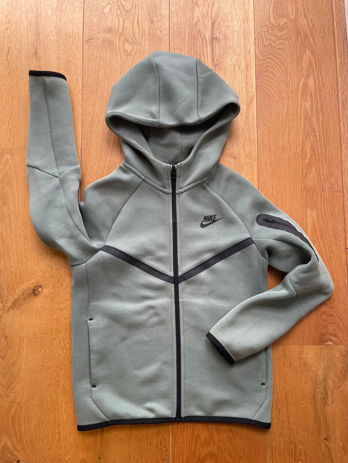 NIKE Tech Fleece hoodie met rits-Zo goed als nieuw! M size, Ophalen of Verzenden, Zo goed als nieuw, Jongen of Meisje, Trui of Vest