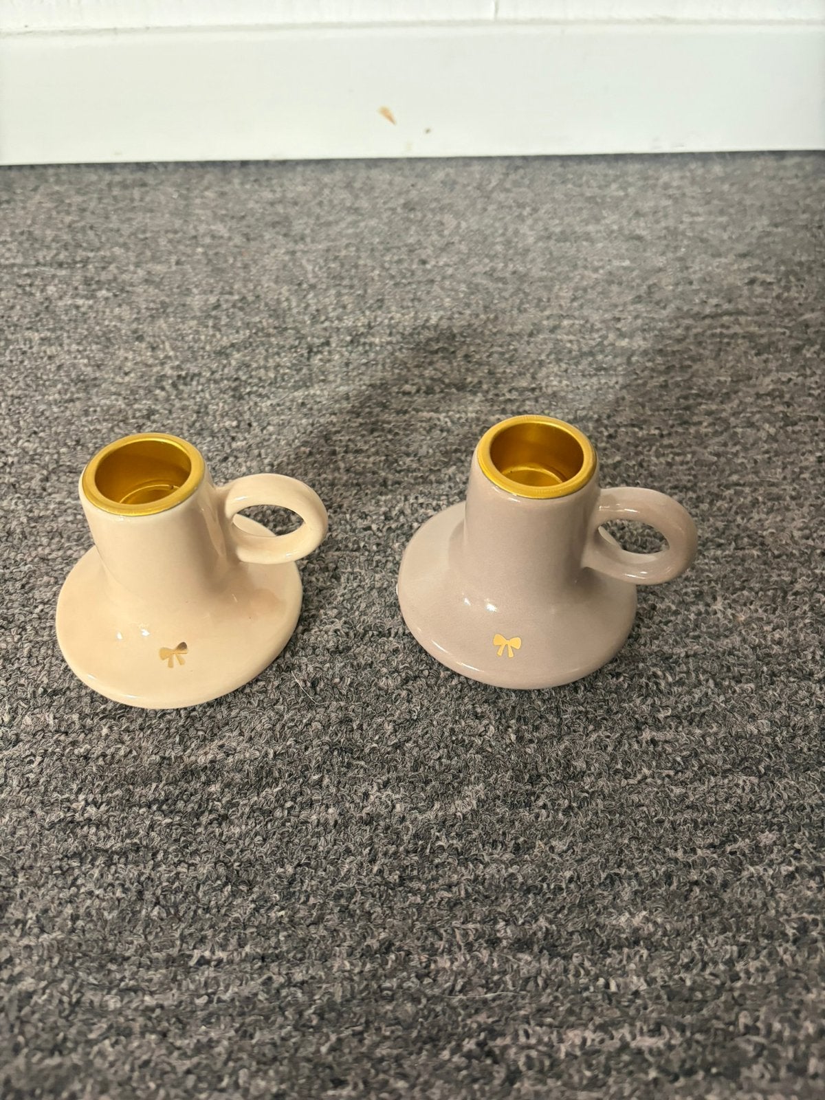 2 kleine kandelaartjes  beige en taupe, Huis en Inrichting, Ophalen, Zo goed als nieuw, Beige
