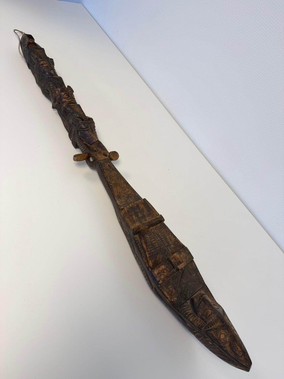 Antieke Batak Hasapi Luit Indonesië Handgesneden houten 98cm, Indonesië, Ophalen of Verzenden, Hout