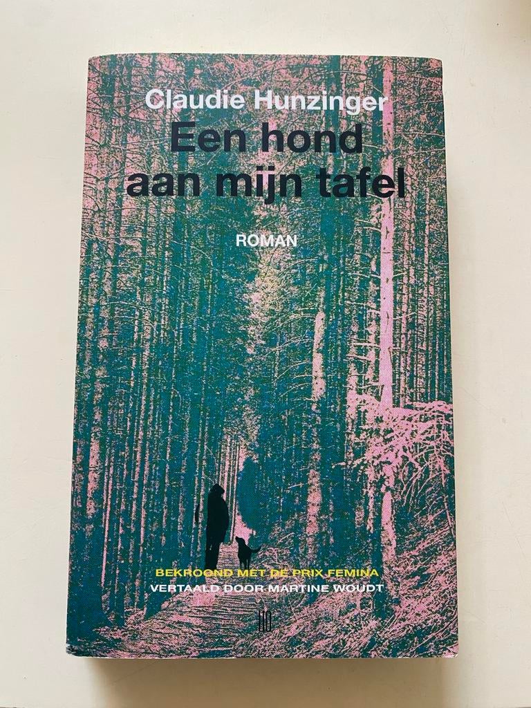 Een hond aan mijn tafel - Claudie Hunzinger (Roman), Ophalen of Verzenden, Zo goed als nieuw, Europa overig