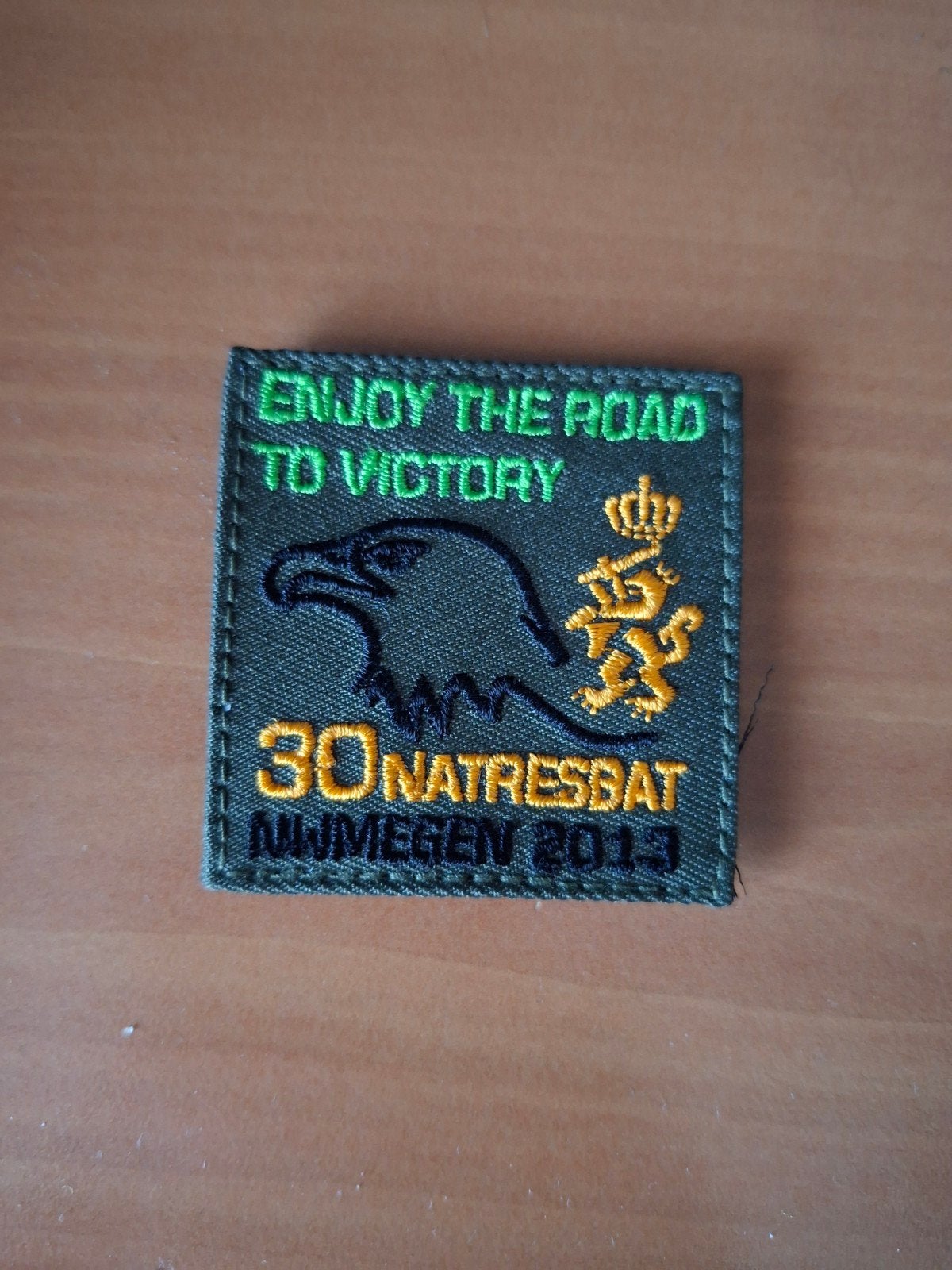 vierdaagse embleem 30 natres bat 2013, Verzamelen, Ophalen of Verzenden, Landmacht, Nederland, Embleem of Badge