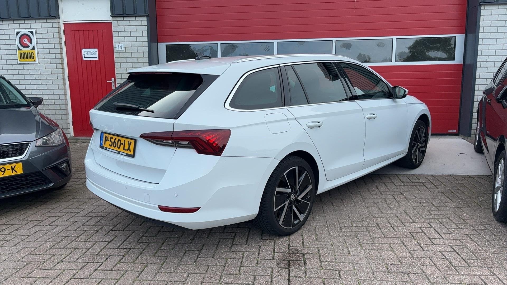 Skoda Octavia Combi 1.4 TSI iV PHEV Business Edition Plus SO, Auto's, Stof, Gebruikt, Euro 6, Wit