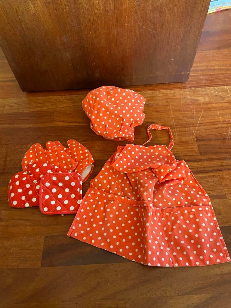Kookset voor kinderen: schort, koksmuts, pannenlappen (rood), Ophalen of Verzenden, Gebruikt, Jongen of Meisje