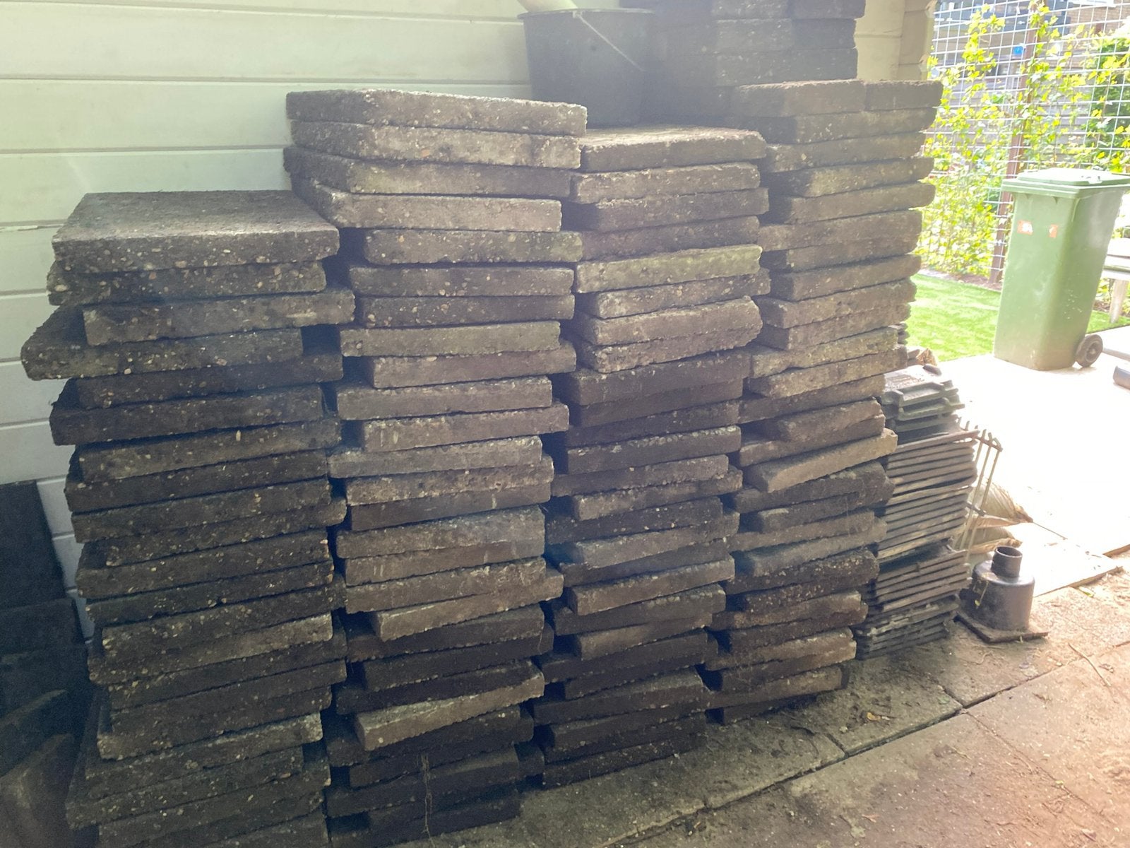 Heel erg veel tegels! GRATIS (wel alles mee) 60x40 vooral, Ophalen, Zo goed als nieuw, 10 m² of meer, Beton