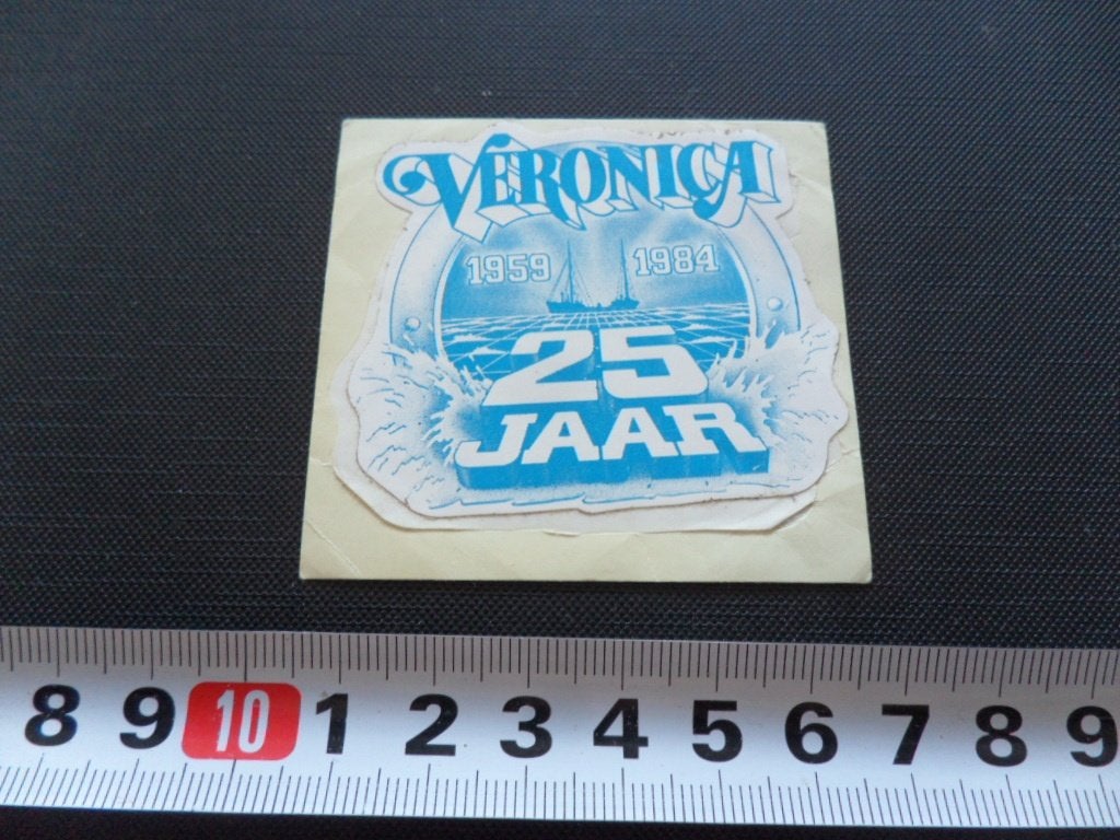 sticker omroep VERONICA 25 jaar 1959 - 1984, Verzamelen, Ophalen, Zo goed als nieuw