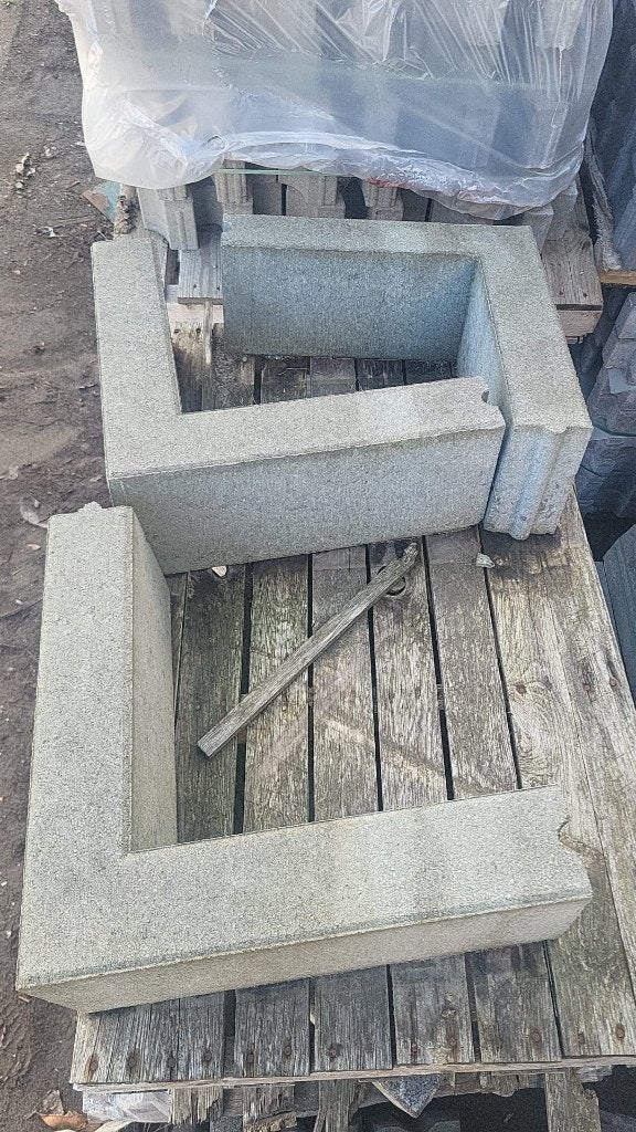 3 stuks gebruikte hoekstukken opsluitband 10x20 grijs, Tuin en Terras, Ophalen, Gebruikt, Biels, Beton