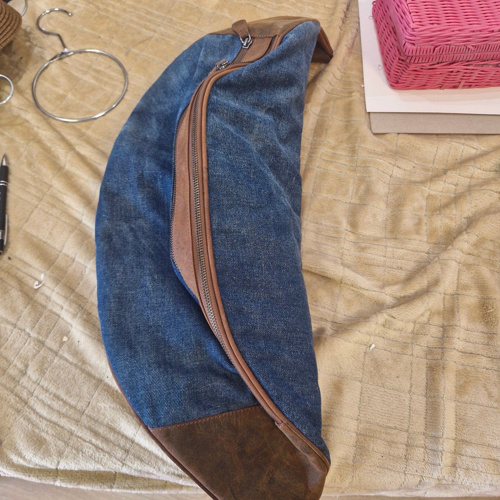 Stijlvolle denim sling bag met leren details, Overige merken, 40 cm of meer, Gebruikt, Ophalen of Verzenden
