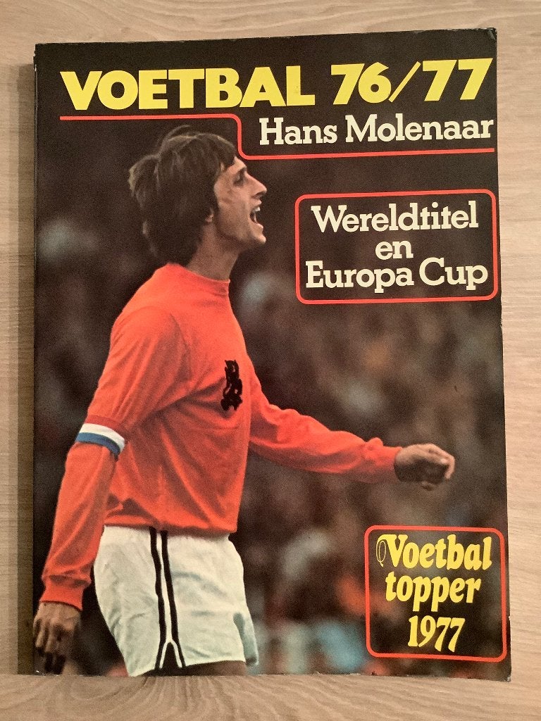 Voetbal 76-77 van Hans Molenaar, Ophalen of Verzenden, Zo goed als nieuw, Balsport, Hans Molenaar