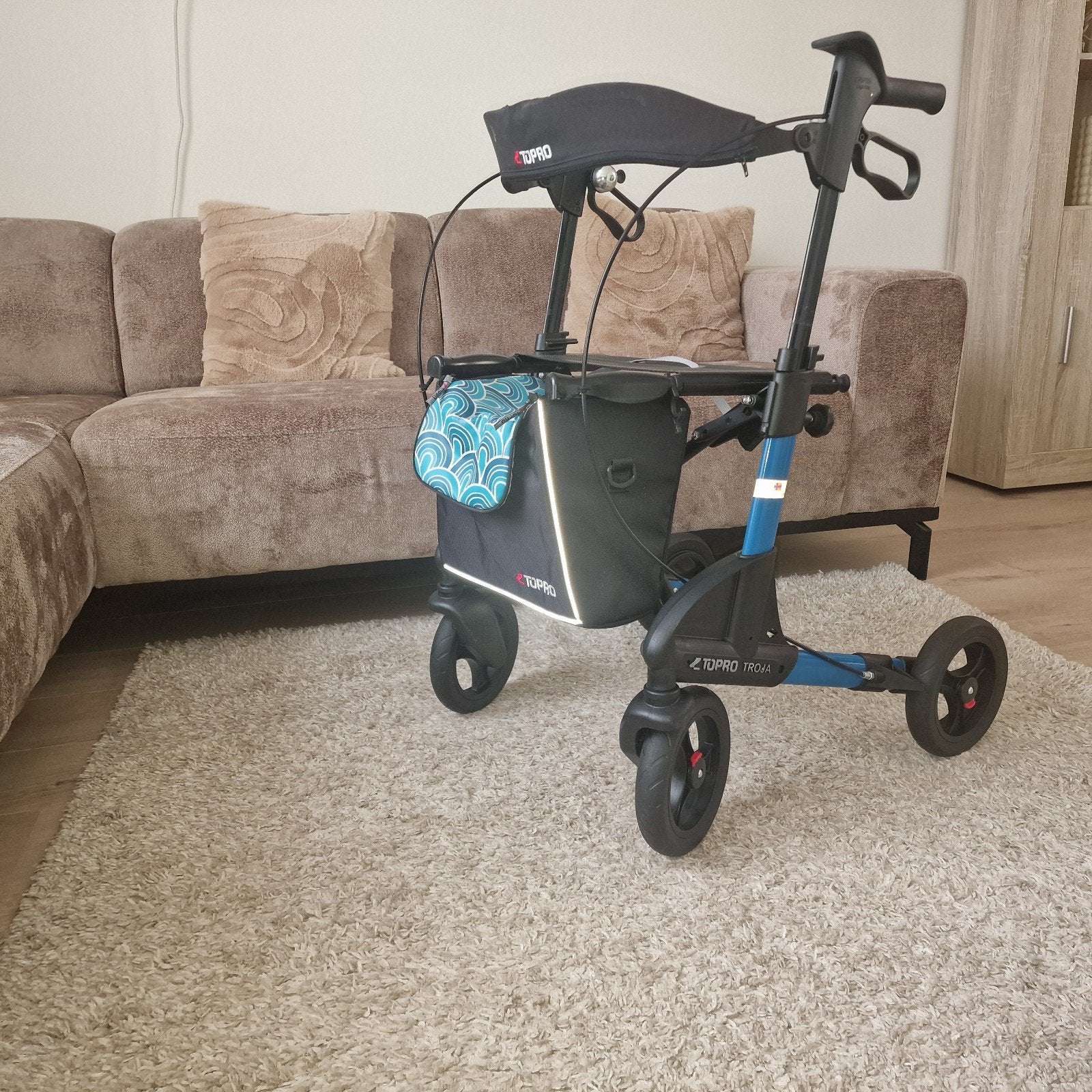 Te koop aangeboden nieuw Rollator

hij is 2 weken binnen geb, Ophalen of Verzenden, Lichtgewicht