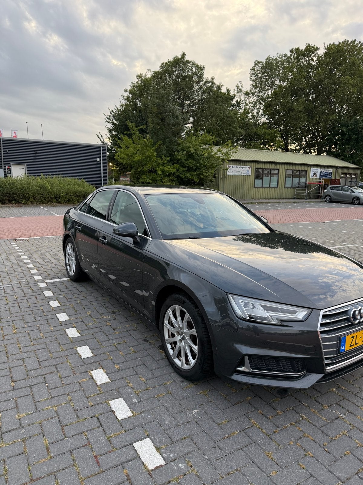 Foto 3 van Audi A4 35 Tfsi 150pk S Tronic 2019 Grijs