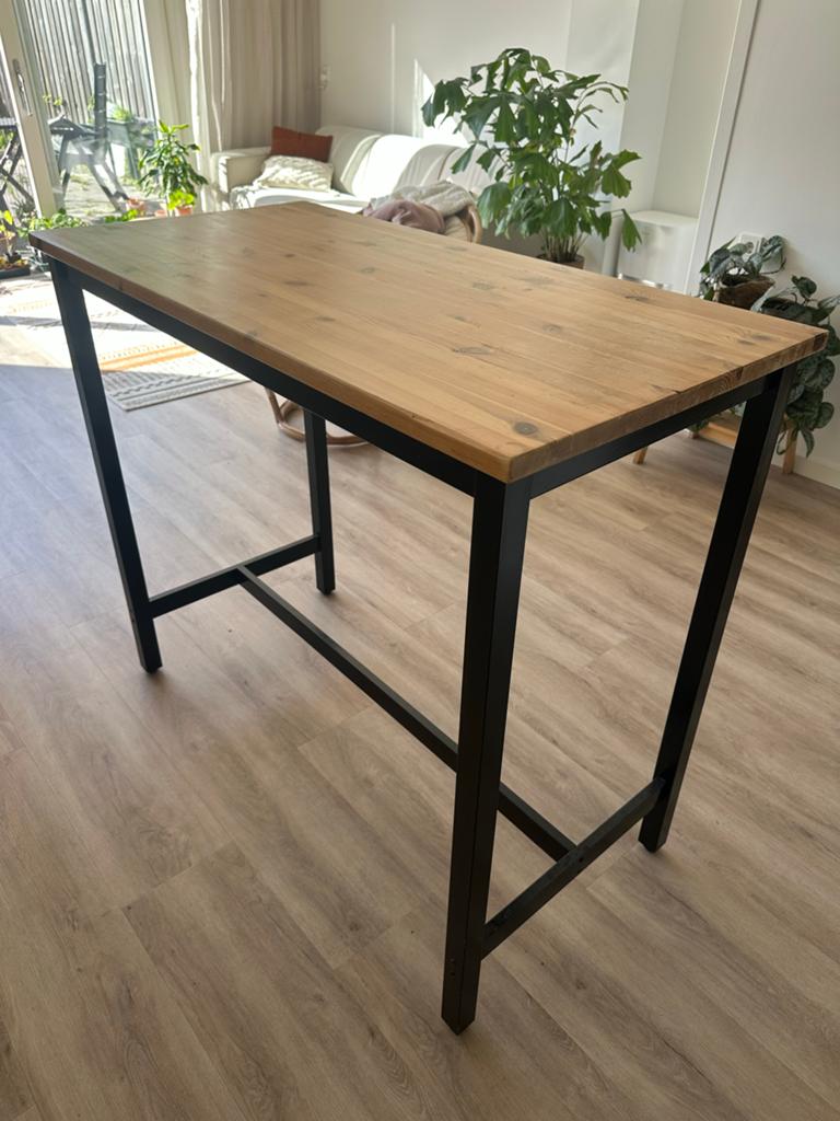 Robuuste bartafel met houten blad en metalen onderstel, Ophalen, Gebruikt, 100 tot 150 cm, 50 tot 100 cm