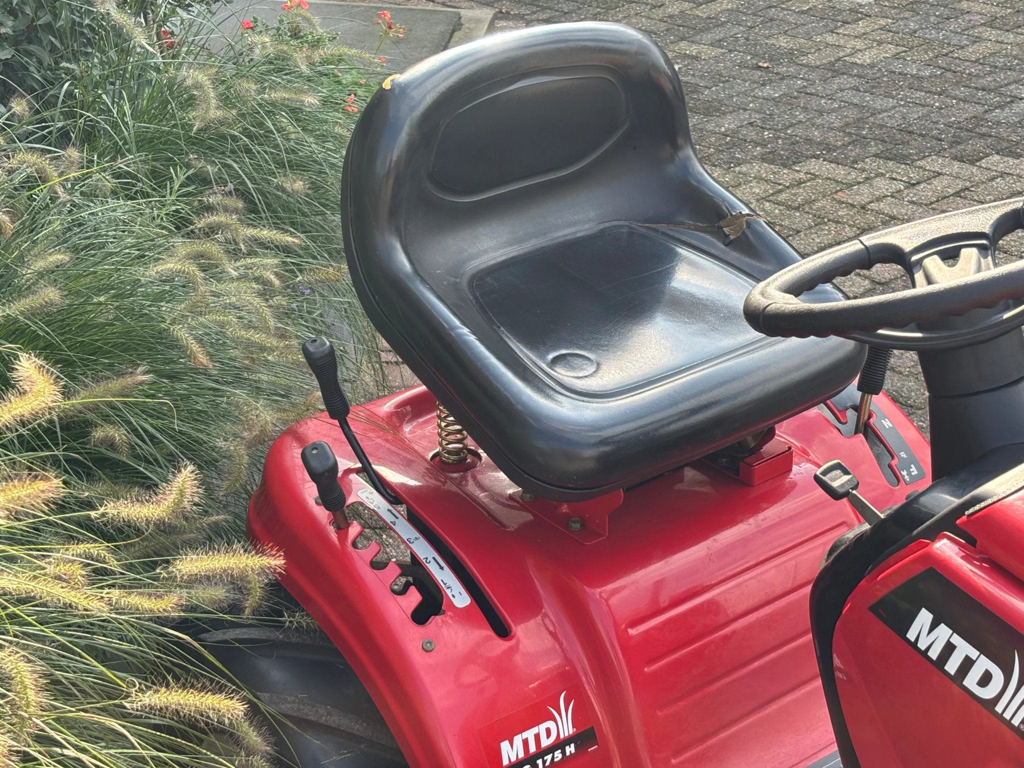 MTD Gebruikte 17,5 pk zitmaaier met tractorbanden en trekhaa, Gebruikt, MTD