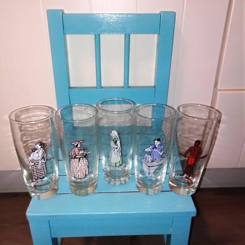 Glazen met surinaamse personen 5 stuks, Huis en Inrichting, Ophalen, Glas of Glazen, Gebruikt, Glas