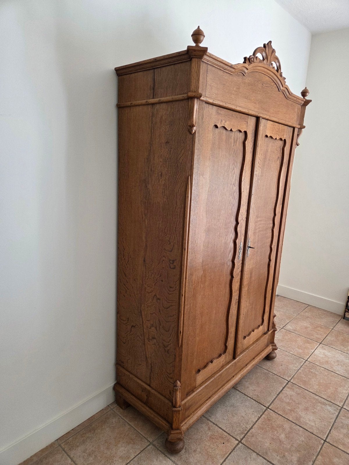 Eikenhouten kast, Ophalen
