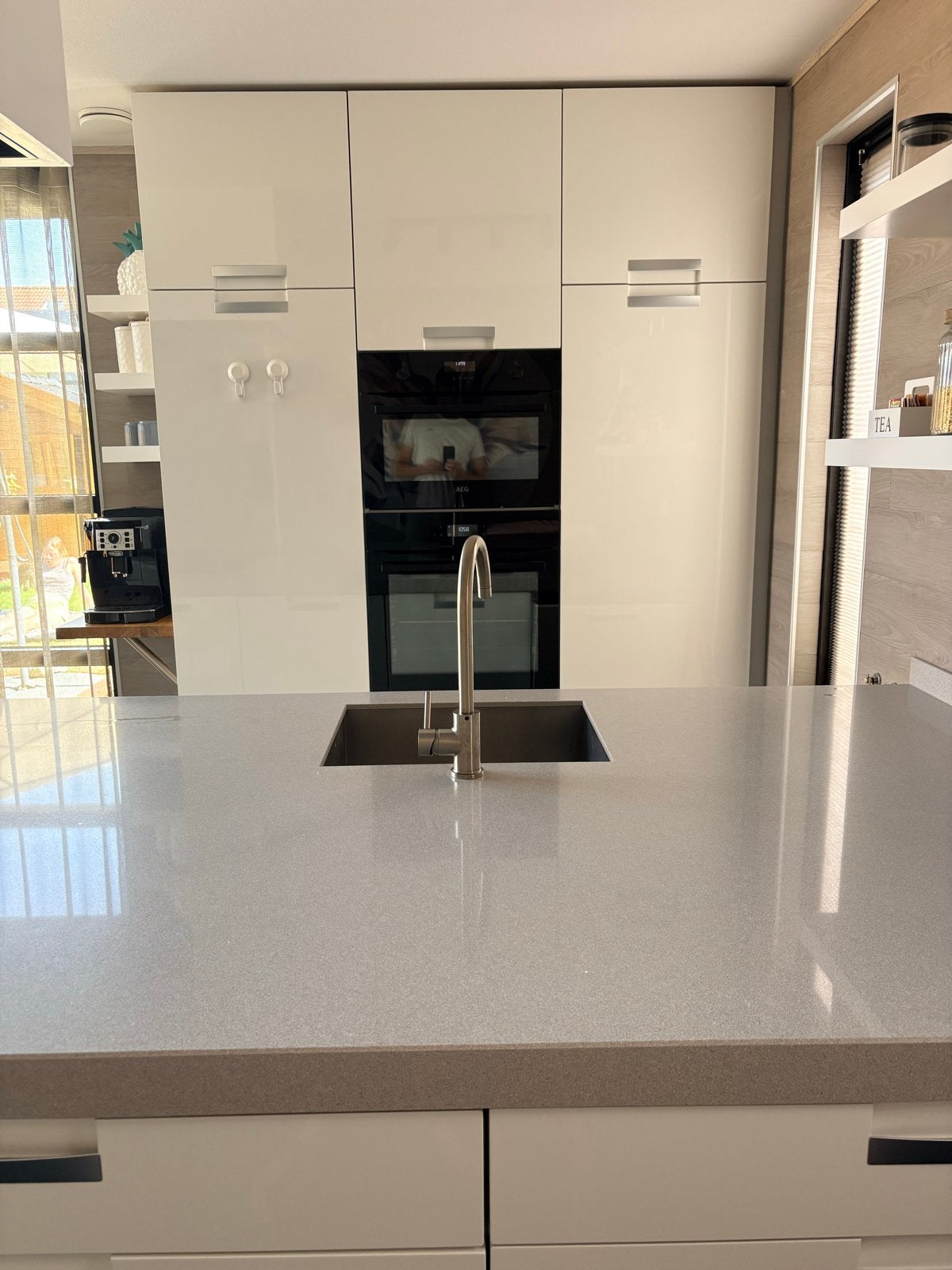 Moderne keuken met kookeiland en inbouwapparatuur, Ophalen, Gebruikt, Wit, Met kookeiland