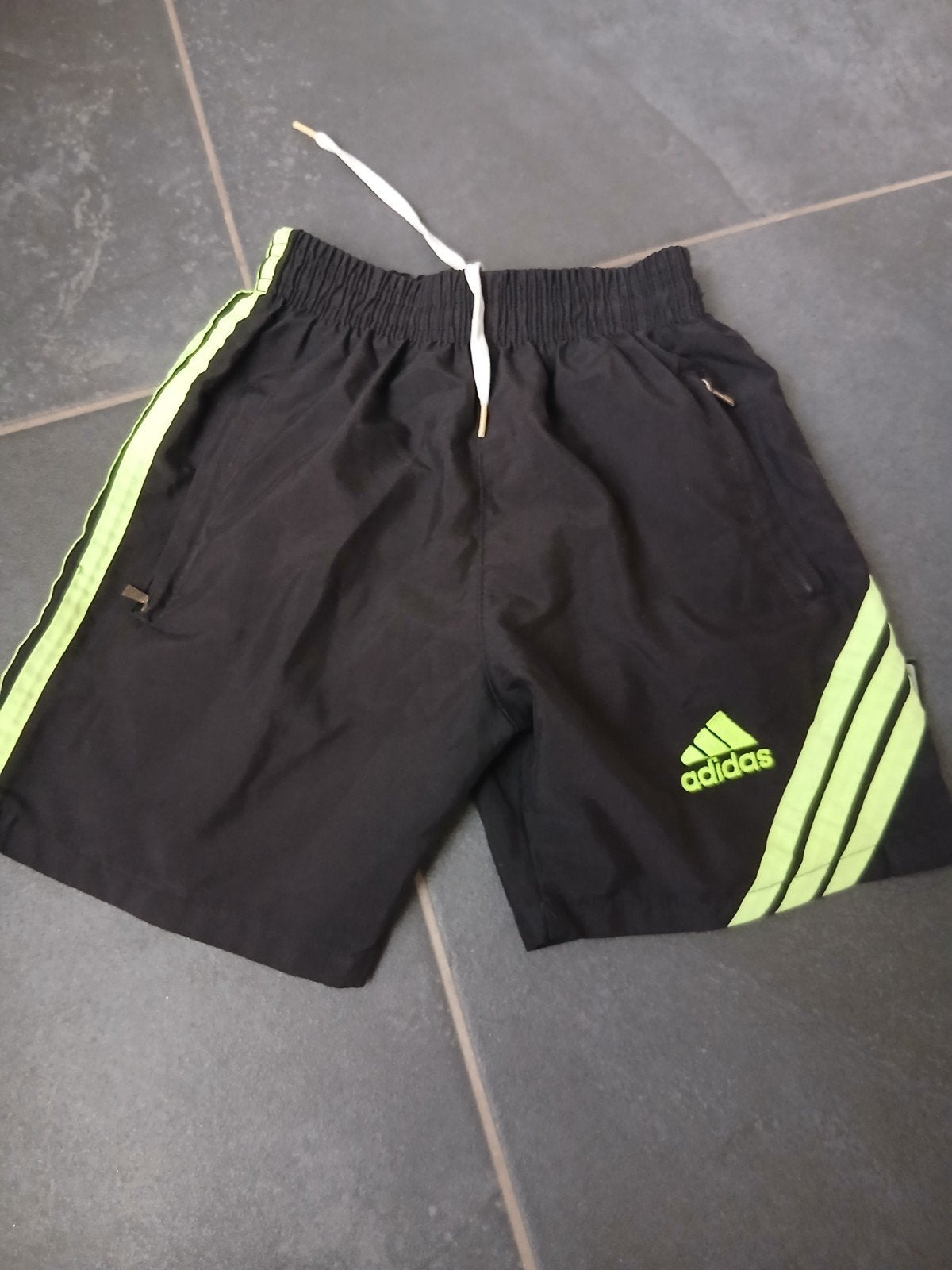 Adidas zwembroek maat 116 - Zwart met neon strepen, Ophalen, Adidas, Sport- of Zwemkleding, Zo goed als nieuw