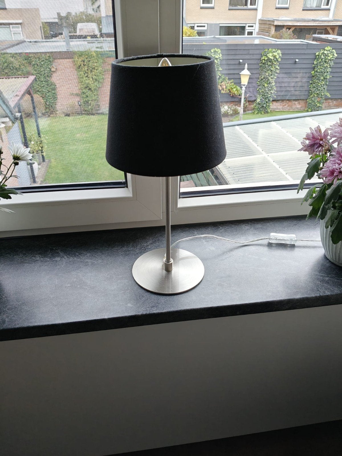 Moderne tafellamp met zwarte kap en metalen voet, Met schakelaar, Ophalen of Verzenden, Zo goed als nieuw, Zwart