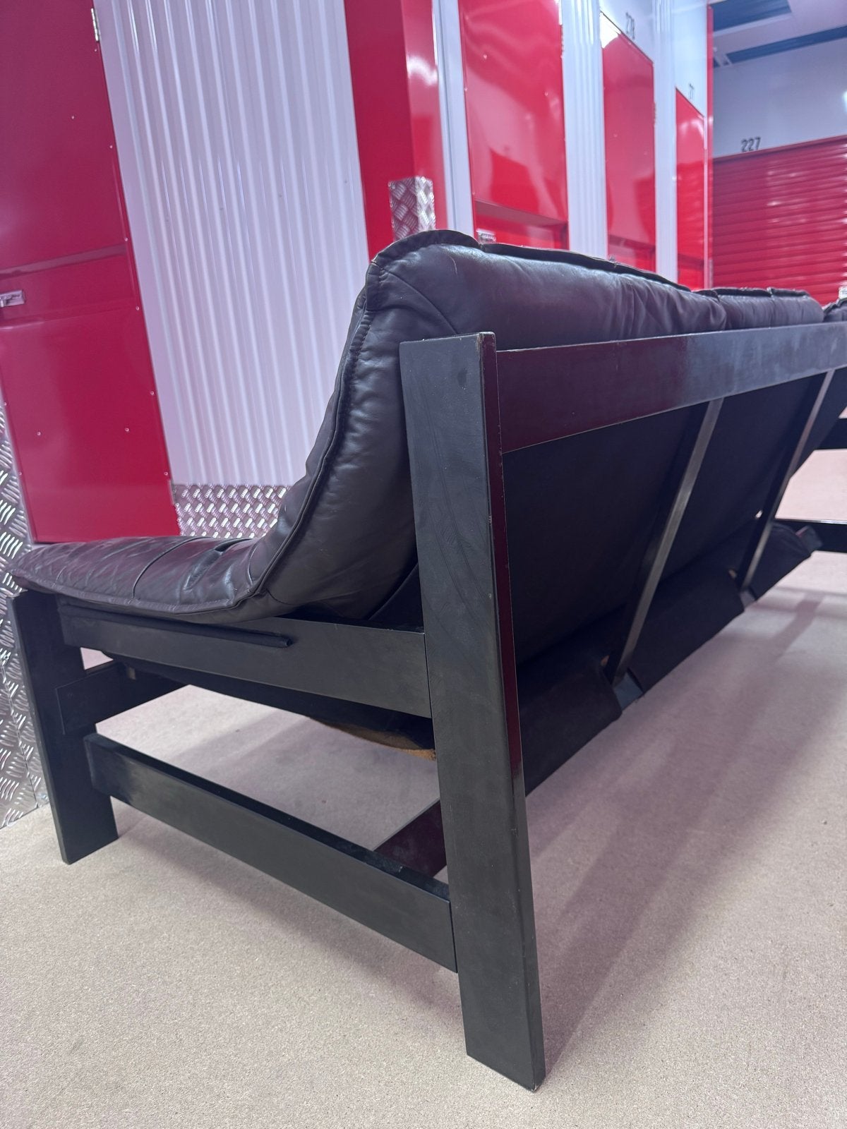 70s zwarte leren driezitsbank met houten frame, Ophalen, Gebruikt, 150 tot 200 cm, Driepersoons