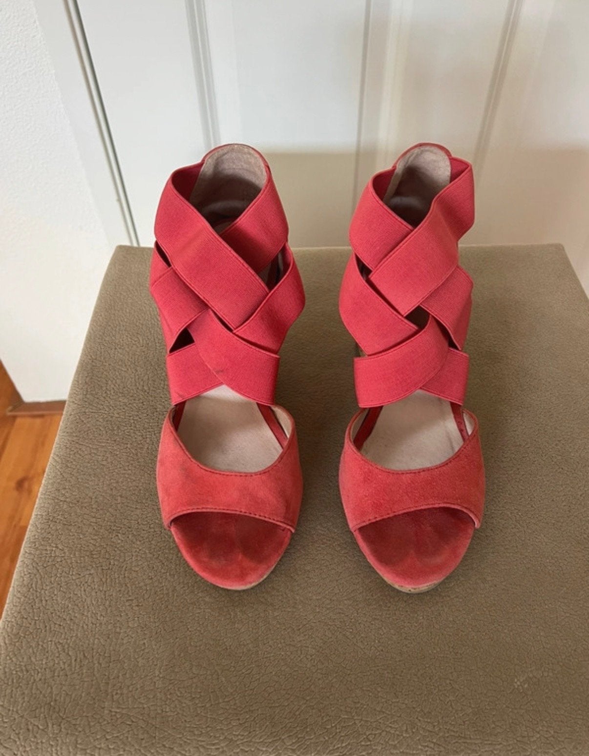 Scenario koraalrode sleehakken maat 37, Kleding | Dames, Ophalen of Verzenden, Gedragen, Overige kleuren, Sandalen of Muiltjes