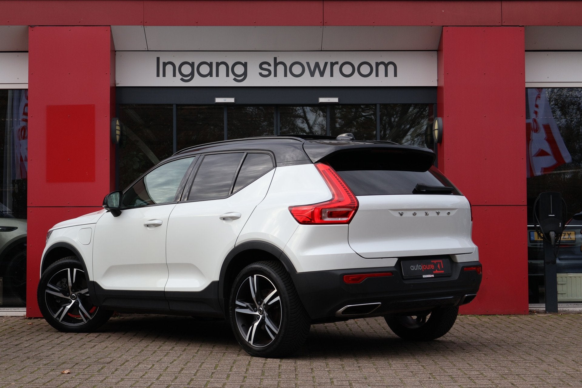 Volvo XC40 1.5 T5 Twin Engine R-Design | Origineel NL | Pano, Auto's, 1712 kg, Wit, Bedrijf, Hybride Elektrisch/Benzine