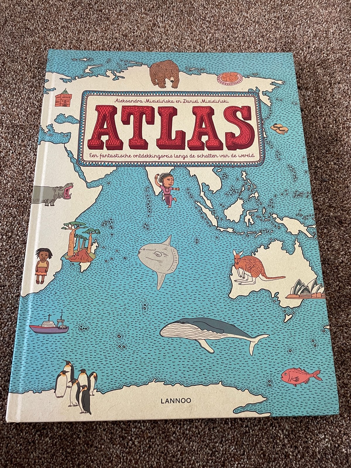 Atlas: Een fantastische ontdekkingsreis langs de schatten, Overige atlassen, 2000 tot heden, Ophalen of Verzenden, Zo goed als nieuw