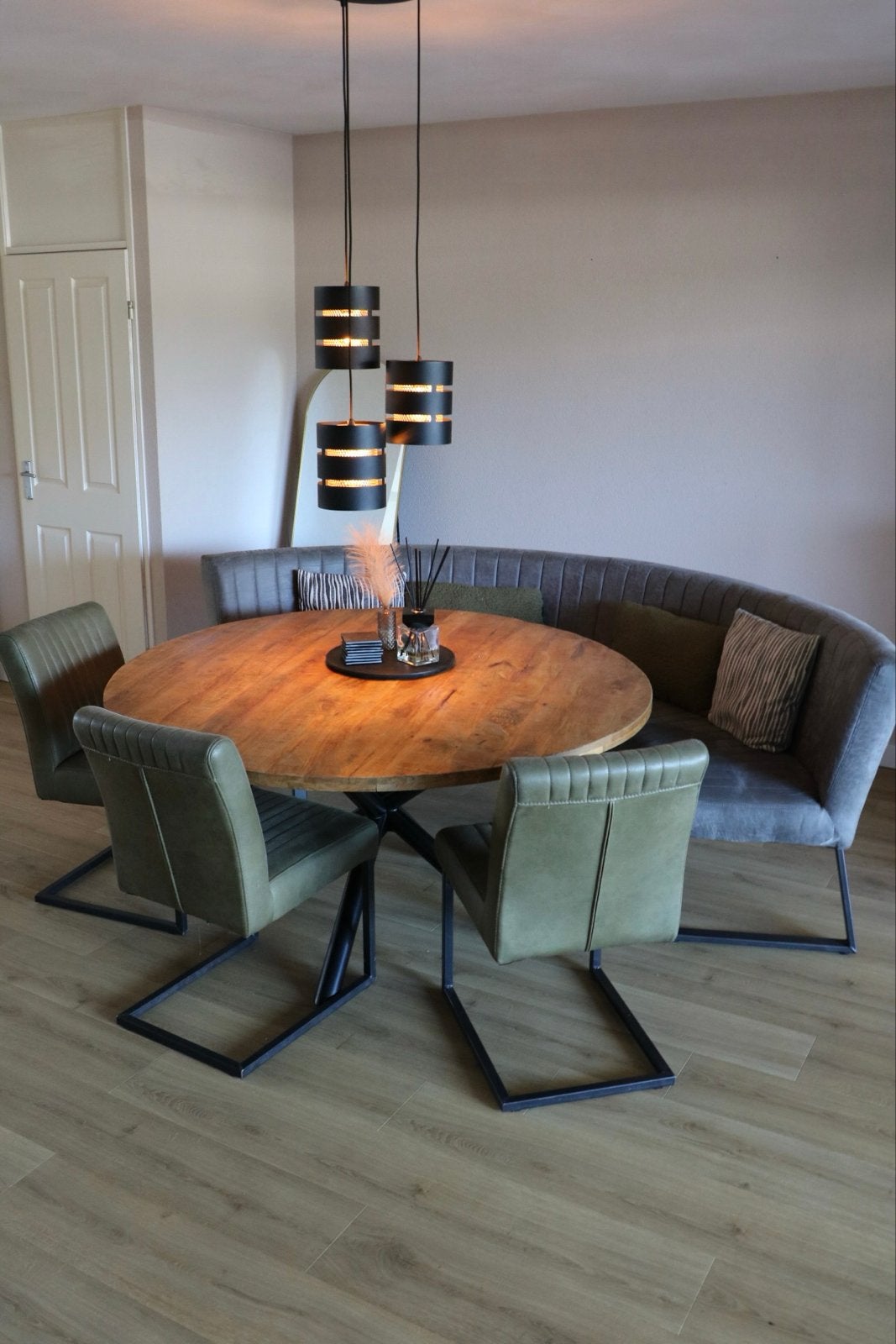 Mango houten eettafel met bank en stoelen, Ophalen, Zo goed als nieuw, Mango met suede, Minder dan 4 stoelen