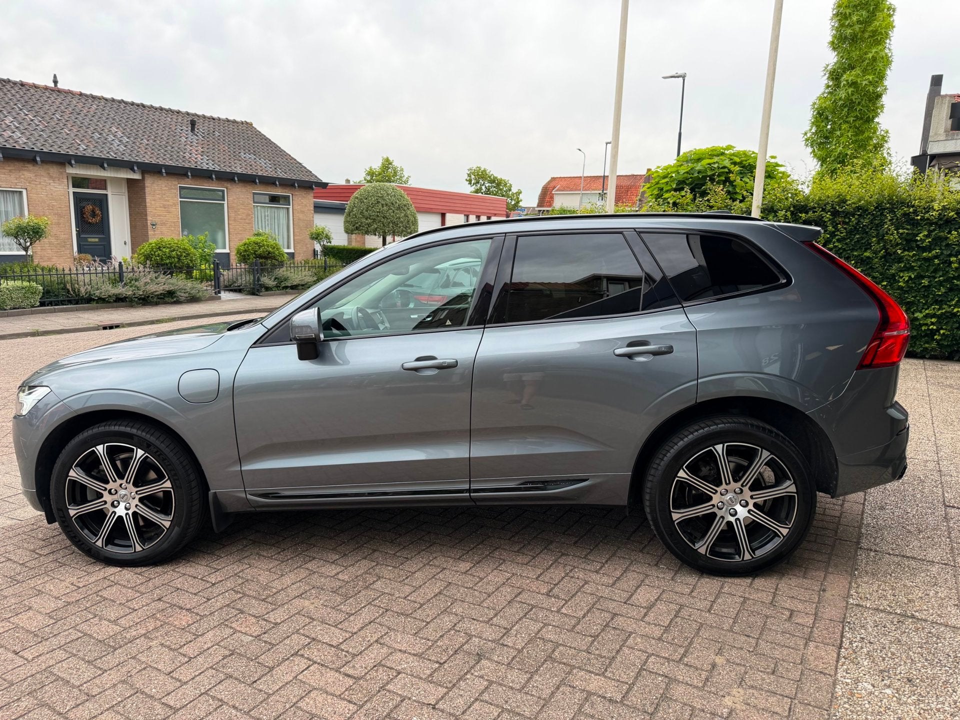 Volvo XC60 2.0 Recharge T8 AWD R-Design|Pano|Head-Up|Dealer, Automaat, Dealer onderhouden, Gebruikt, Euro 6