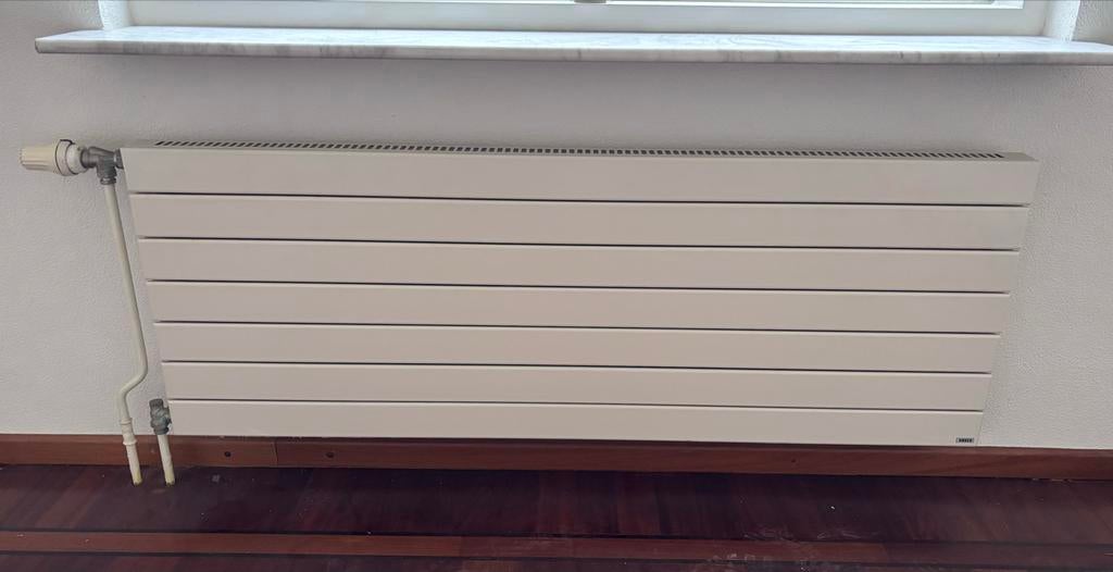 Vasco convectorradiator - 140 cm breed, Ophalen, 30 tot 80 cm, Gebruikt, Radiator