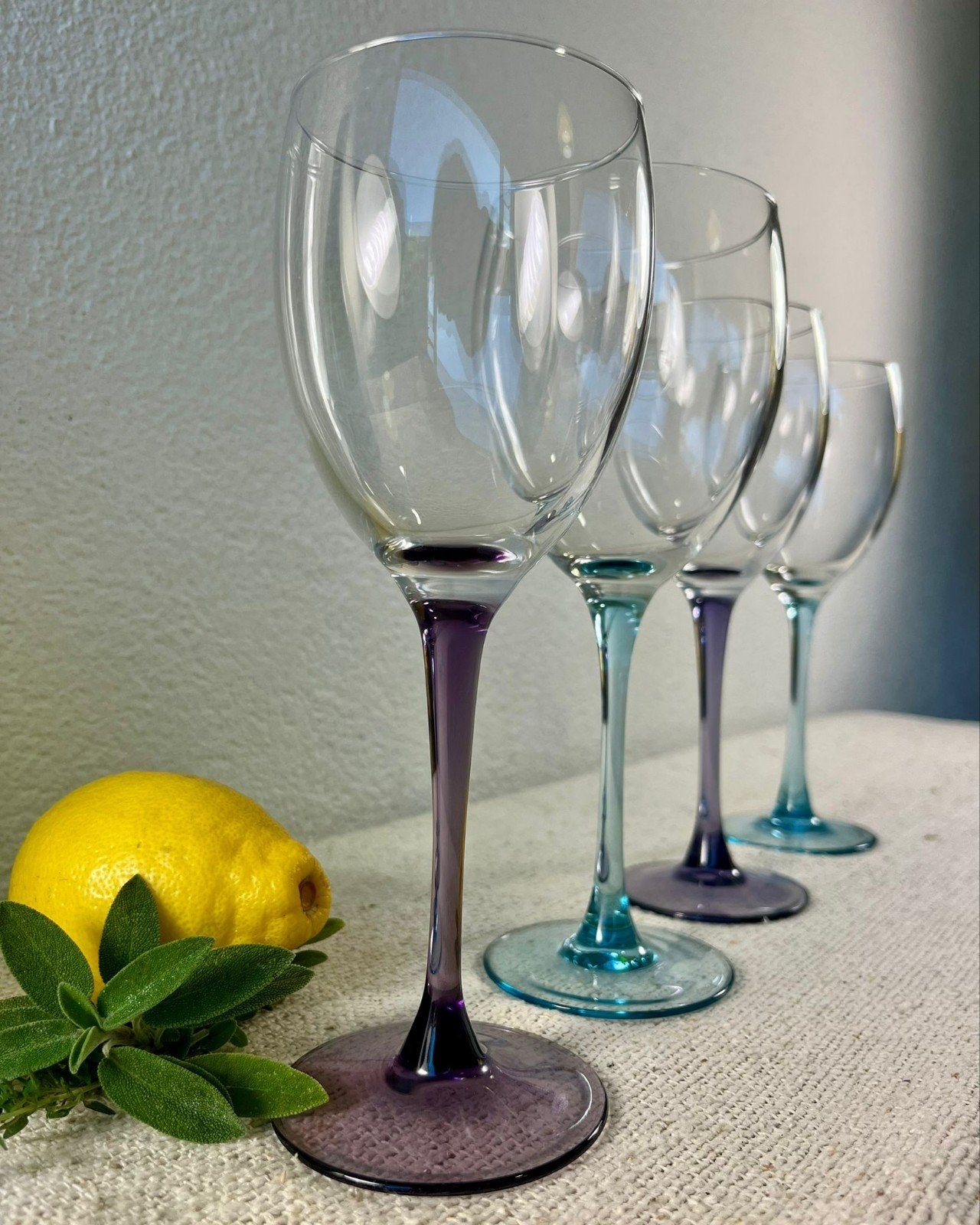 Mix & match vintage Franse wijnglazen blauw en paarse voet, Overige typen, Ophalen of Verzenden, Zo goed als nieuw, Luminarc