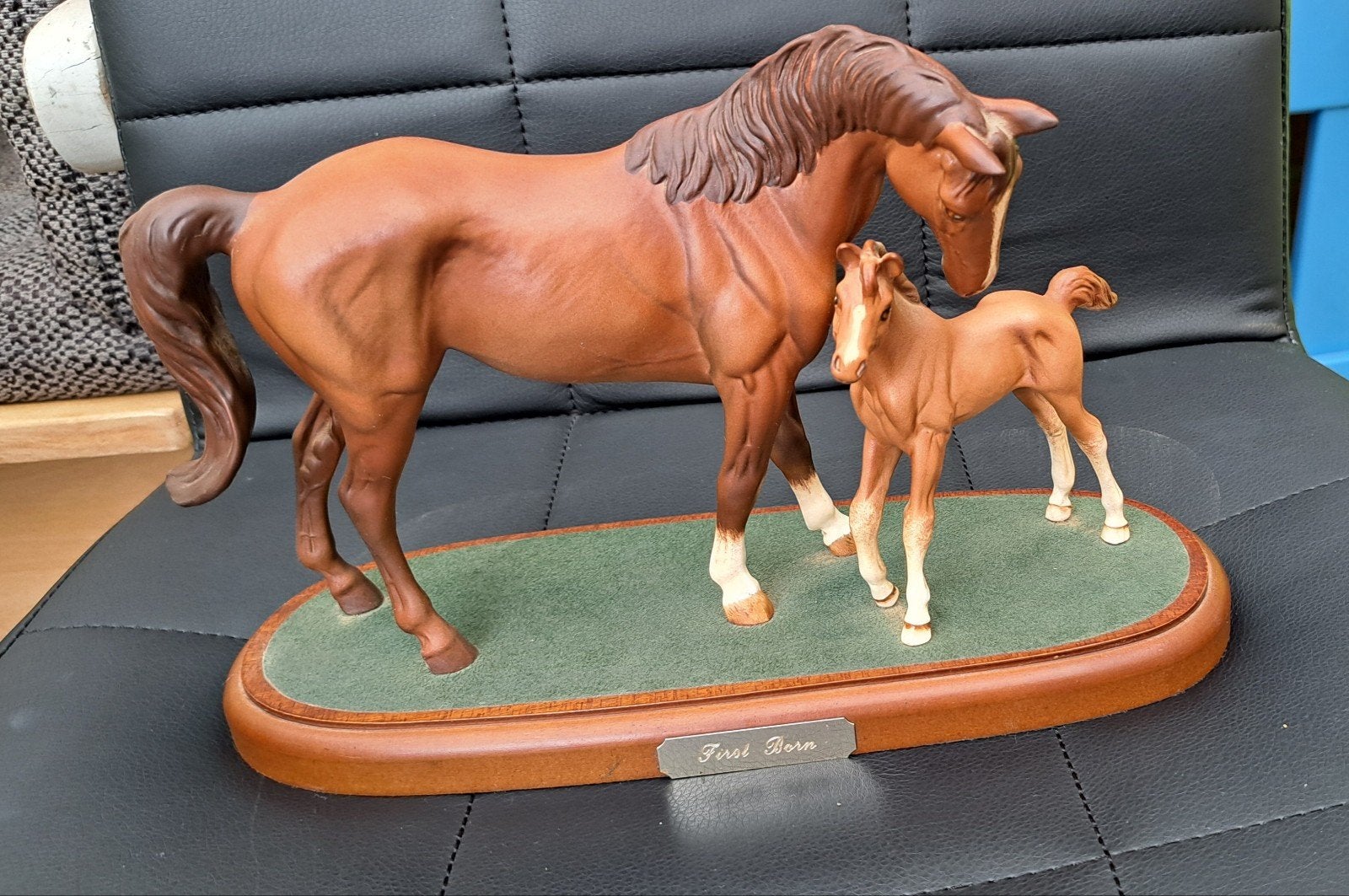 Oud Porselein  beeld merrie met veulen op houten voet, Ophalen, Zoogdier, 20 - 50 cm, Beeld